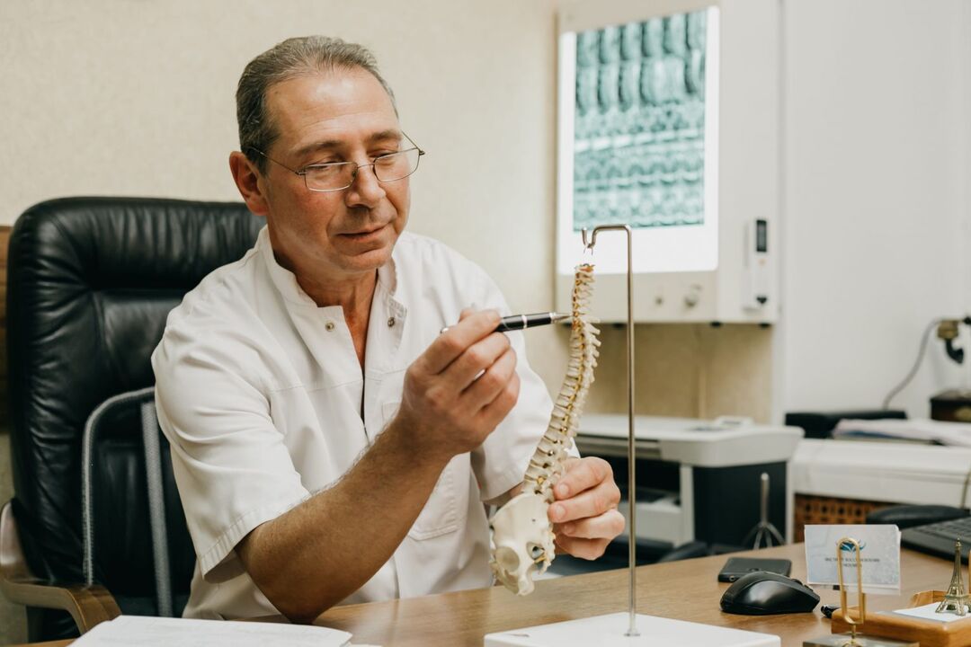 The doctor explains the characteristics of the treatment of osteochondrosis of the chest